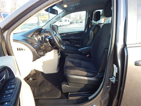 Used 2018 Dodge Grand Caravan SE w/ UConnect Hands-Free Group image 16