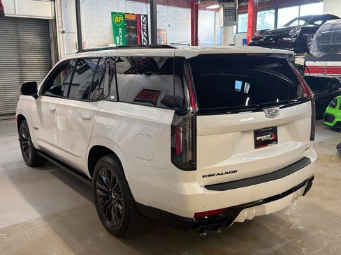 Used 2023 Cadillac Escalade V w/ LPO, ONYX Package AWD/4WD image 9
