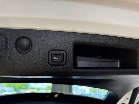 Used 2023 Chevrolet Equinox Premier AWD/4WD image 17