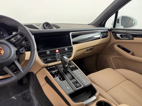 Certified 2026 Porsche Macan AWD/4WD image 25