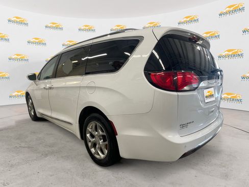 Used 2018 Chrysler Pacifica Limited image 3