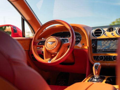Used 2017 Bentley Bentayga image 9