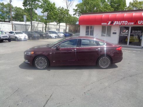 Used 2017 Ford Fusion SE FWD image 2