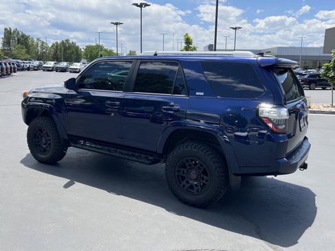 Used 2018 Toyota 4Runner SR5 AWD/4WD image 11