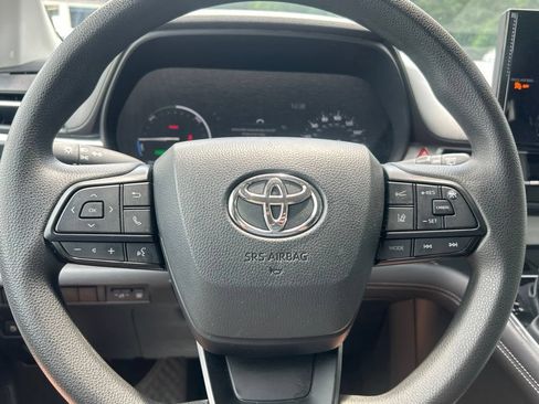Used 2025 Toyota Sienna LE AWD/4WD image 27