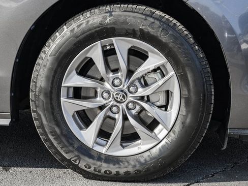 Used 2021 Toyota Sienna XLE image 19