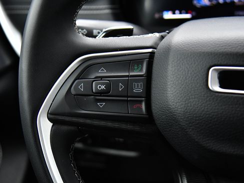 Used 2023 Jeep Grand Cherokee L Laredo image 31