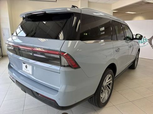 Used 2025 Lincoln Navigator Reserve AWD/4WD image 7