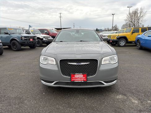 Used 2019 Chrysler 300 Touring L w/ Quick Order Package 22F image 8