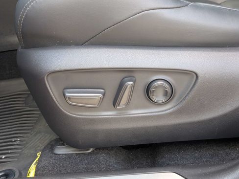 Used 2023 Toyota Venza XLE AWD/4WD image 22