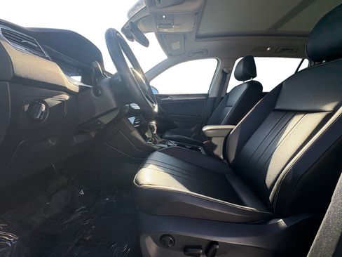 Certified 2024 Volkswagen Tiguan SE w/ Panoramic Sunroof Package image 2