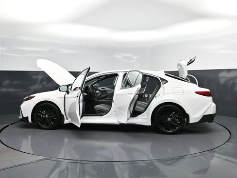 Used 2025 Toyota Camry SE w/ Convenience Package image 47