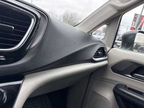 Used 2020 Chrysler Pacifica Touring-L image 27