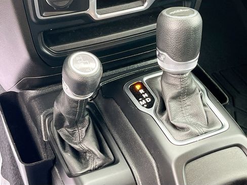 Used 2023 Jeep Gladiator Sport AWD/4WD image 16