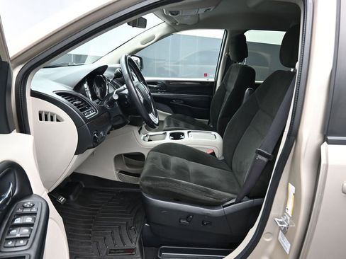 Used 2016 Dodge Grand Caravan SXT w/ Rear Park Assist Package image 11