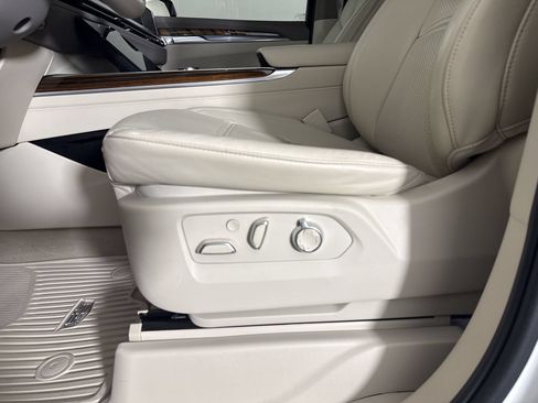 Used 2025 Cadillac Escalade Premium Luxury Platinum AWD/4WD image 15