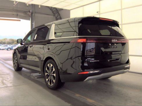 Used 2023 Kia Carnival EX FWD image 11