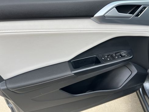 Certified 2025 Volkswagen Taos SE image 13