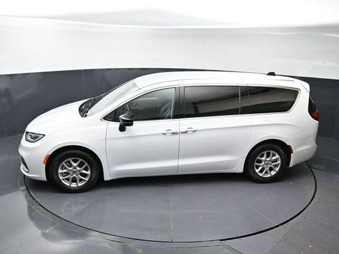 Used 2024 Chrysler Pacifica Touring-L image 33