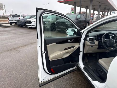 Used 2019 Kia Sorento LX w/ LX Convenience Package image 12