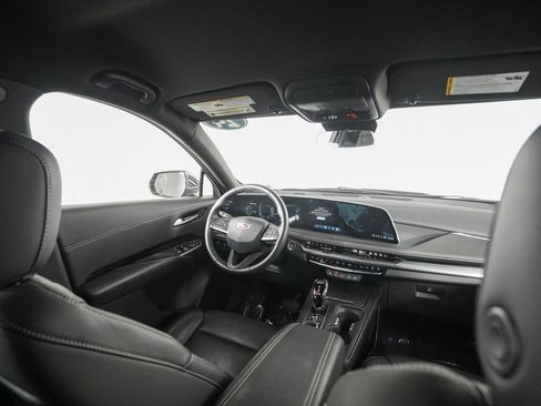 Used 2024 Cadillac XT4 Luxury w/ Cold Weather Package FWD image 16