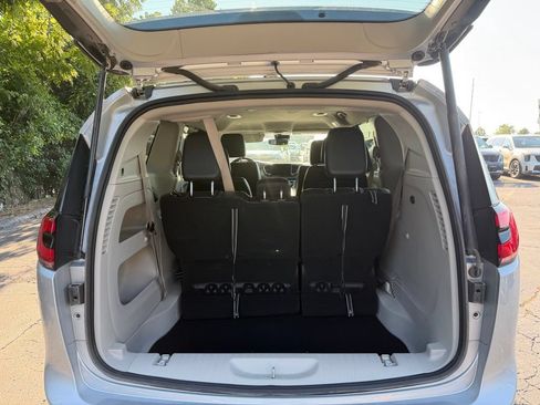 Used 2023 Chrysler Pacifica Touring-L AWD/4WD image 4