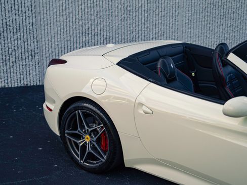 Used 2017 Ferrari California T RWD image 15