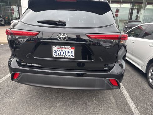 Used 2023 Toyota Highlander LE FWD image 3
