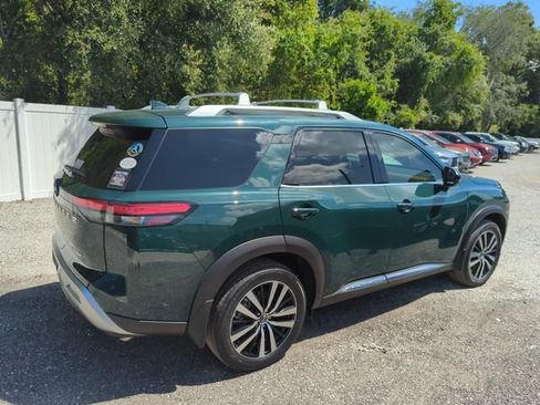 Used 2025 Nissan Pathfinder Platinum FWD image 2