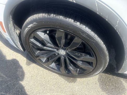 Used 2021 Volkswagen Tiguan SE R-Line image 34