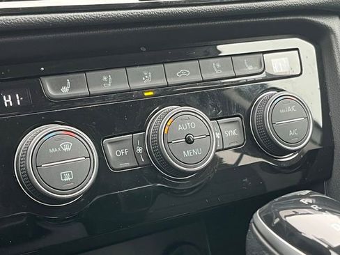 Used 2022 Volkswagen Taos SEL image 18