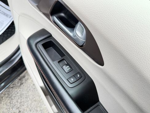 Used 2018 Chrysler Pacifica Touring-L FWD image 46