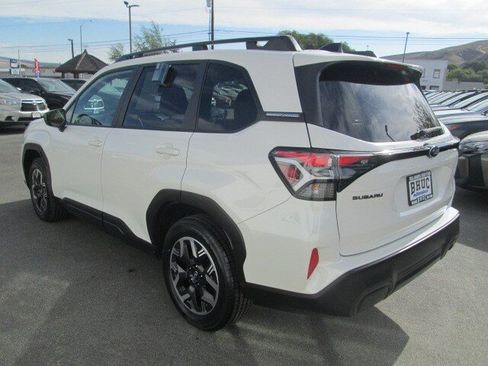 Used 2025 Subaru Forester Premium AWD/4WD image 4