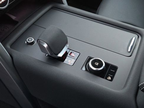 Certified 2024 Land Rover Discovery Dynamic SE image 27