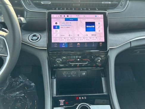 Used 2023 Cadillac XT4 Luxury w/ Cold Weather Package AWD/4WD image 16