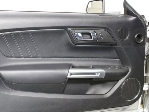 Used 2017 Ford Mustang Premium image 6