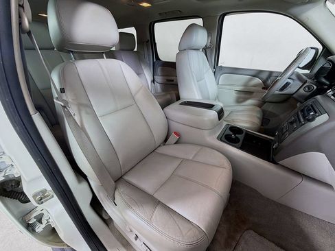 Used 2011 GMC Yukon XL SLT w/ SLT-2 Equipment Package AWD/4WD image 28