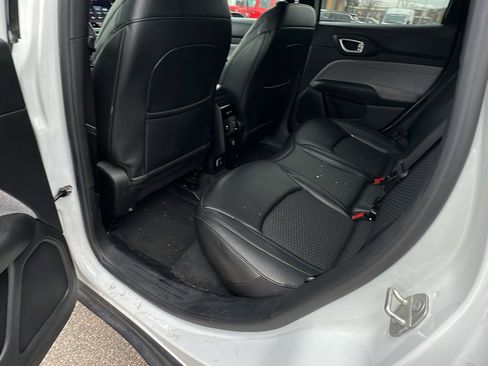 Used 2024 Jeep Compass Latitude image 23