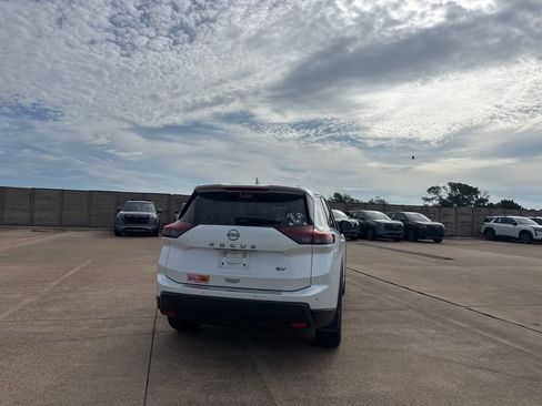 Used 2024 Nissan Rogue SV FWD image 19