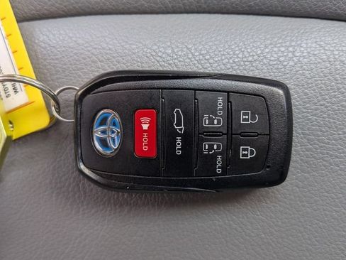 Used 2023 Toyota Sienna XLE FWD image 30