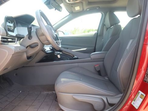 Used 2025 Hyundai Elantra SEL FWD image 13