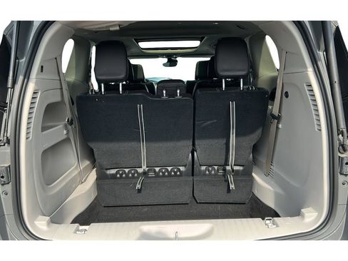 Used 2023 Chrysler Pacifica Touring-L image 9