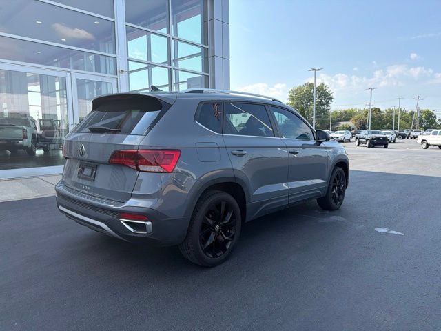 Used 2023 Volkswagen Taos SE w/ Panoramic Sunroof Package FWD image 7