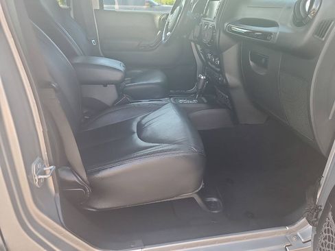 Used 2015 Jeep Wrangler Unlimited Sahara AWD/4WD image 31