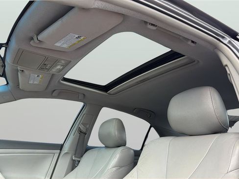 Used 2011 Toyota Camry XLE w/ SE/XLE Extra-Value Pkg FWD image 18