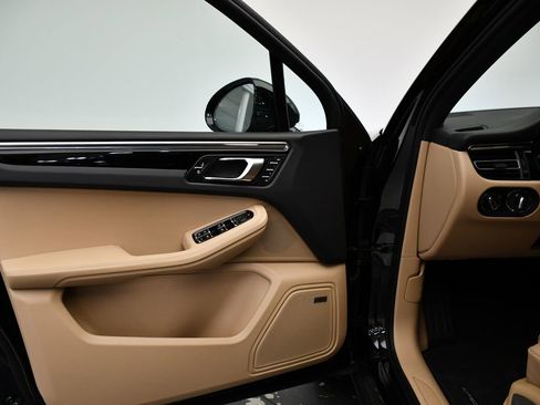 Certified 2025 Porsche Macan image 35