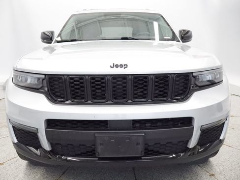 Used 2022 Jeep Grand Cherokee L Limited w/ Black Appearance Package AWD/4WD image 5
