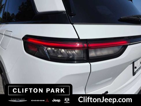 Used 2023 Jeep Grand Cherokee Altitude AWD/4WD image 8