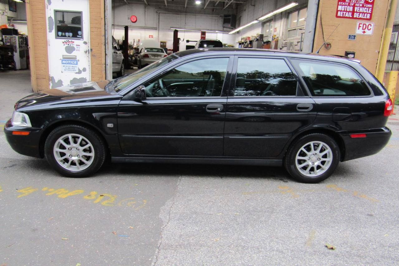 Used 2002 Volvo V40 FWD image 2