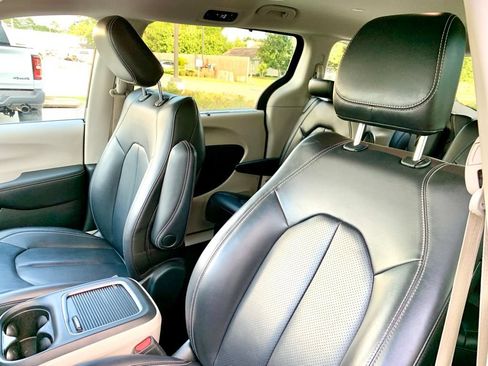 Used 2023 Chrysler Pacifica Touring-L FWD image 15